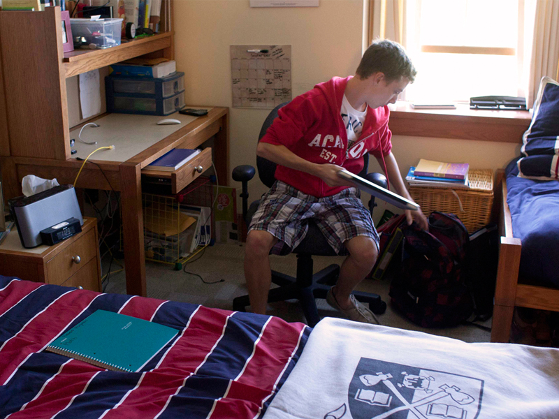 A student packs his bags in Residence.
